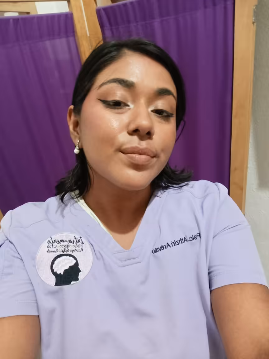 Psicóloga Athziri Arévalo en consultorio